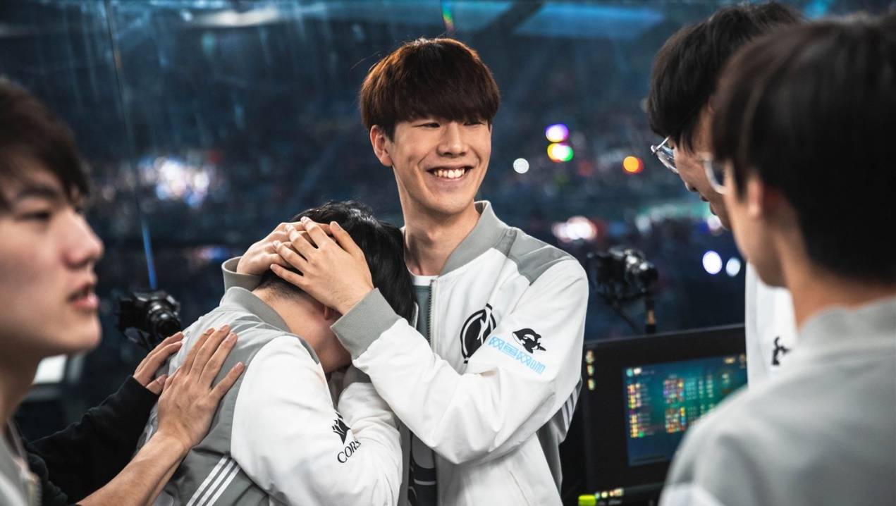 Rookie回归赛场,突破纪录首场状态亮眼,C9观众沸腾! Rookie回归赛场,突破纪录首场状态亮眼,C9观众沸腾!